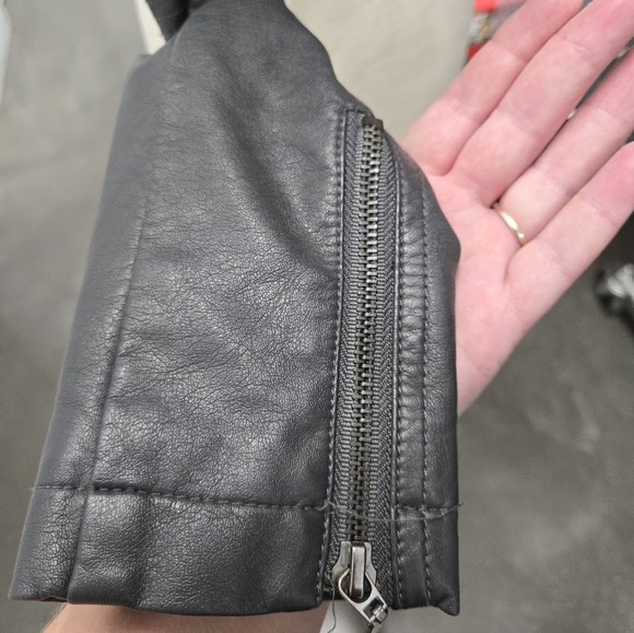 Romeo & Juliet Couture Black Faux Leather Moto Jacket W/ Faux Fur Collar Sz Smal - Picture 5 of 9